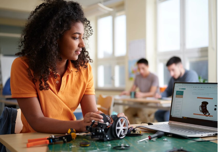 arduino-muhendislik-kiti-rev2-calisma-masasi.jpg (96 KB)